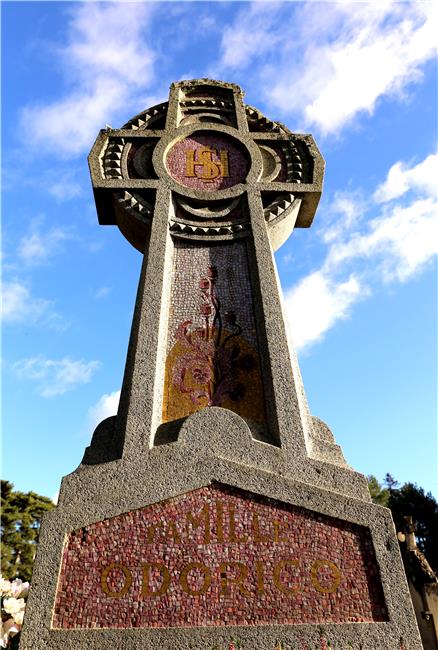 cross with mosaic decoration. At the center, we can see poppy flowers, symbol of eternal sleep