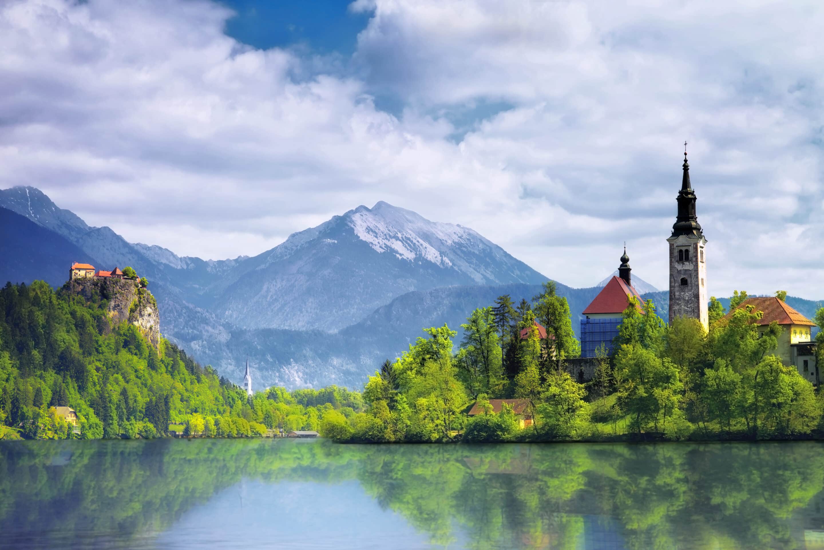 Lake Bled with castle and island church — Slovenia, a crossroads of European cultural routes