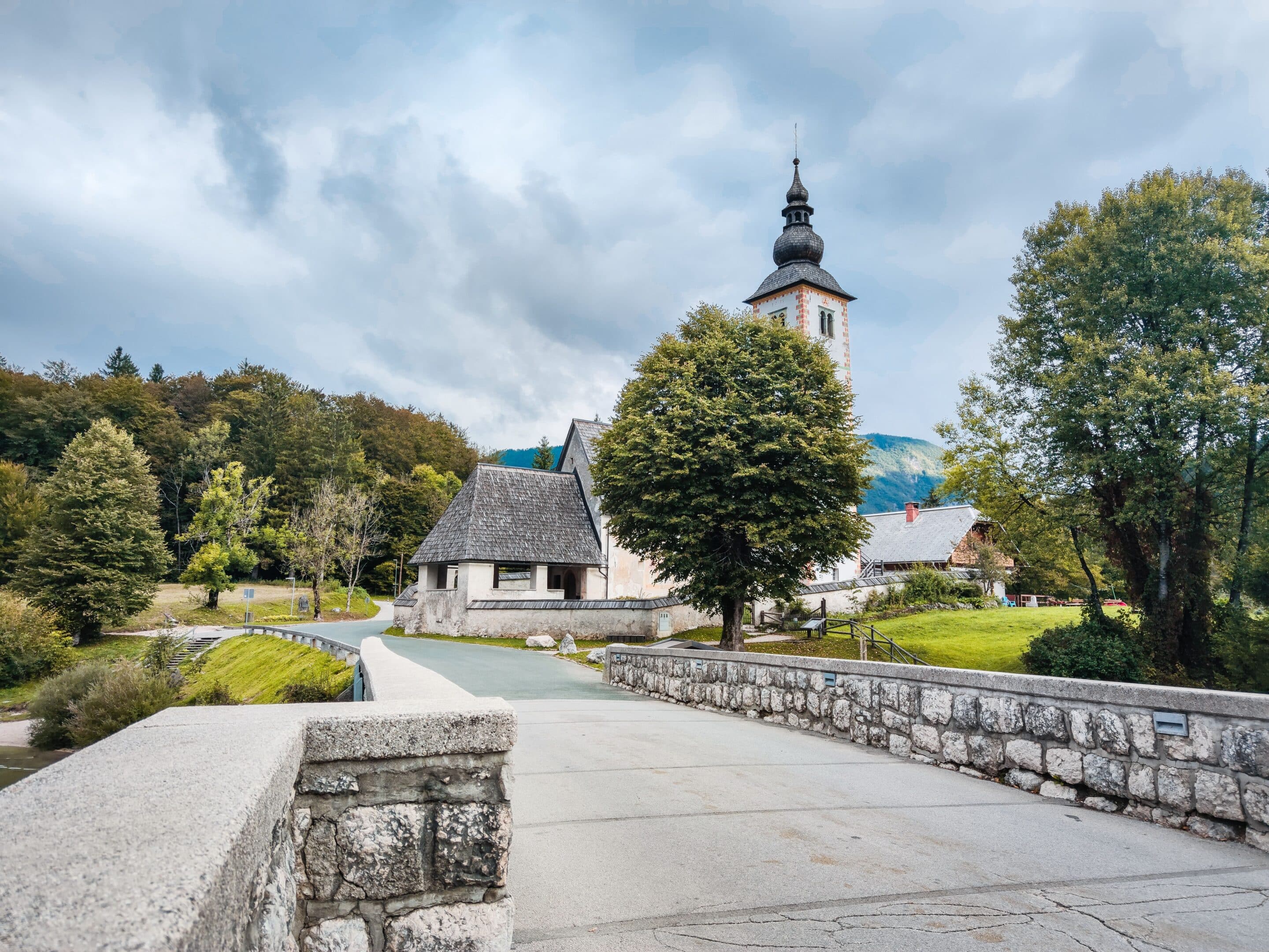 Lake Bled with castle, island church and snow-capped mountains — Slovenia as a crossroads of European cultural routes